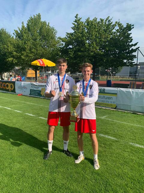 Emil Schnötzinger-Vorwahlner (l.) und Tim Unterwurzacher holten sich mit dem U18-Nationalteam den EM-Titel. | Foto: Union Schwanenstadt