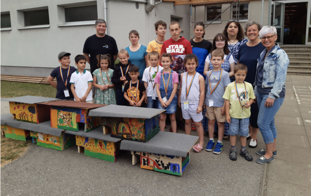 V.l.: Hubert und Manuela Krieger, Bernadette Musel, Evi Schönauer, Irene Oblinger und die Schüler:innen der Turbo- und Regenbogenklasse | Foto: Volksschule Langenhart
