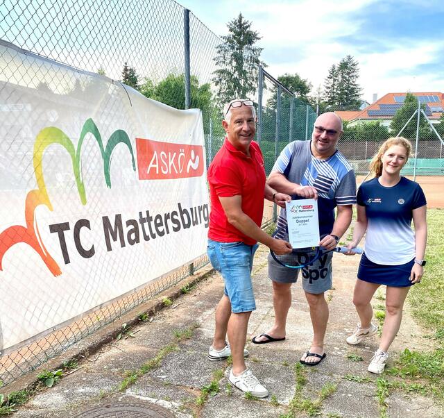Obmann Andreas Ponic freut sich mit Initiator Andreas Korzil und Theresa Reumann  auf ein spannendes Doppelturnier