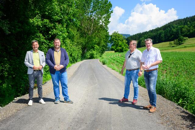 Bürgermeister Markus Lakounigg, Baureferent Stefan Riepl, Bauausschuss-Obmann Günter Hanin und Finanzreferent Peter Wedenig (von links) beim Lokalaugenschein am sanierten Arlsdorfer Weg. | Foto: Stadtgemeinde Völkermarkt