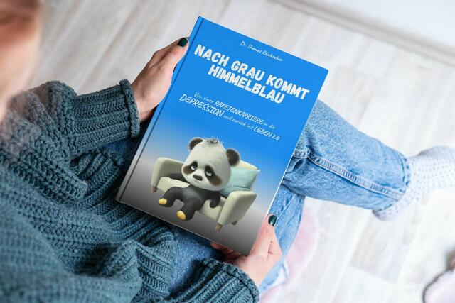 Die erste Ausgabe in gebundener Weise des Buches "Nach Grau kommt Himmelblau". | Foto: Reinbacher