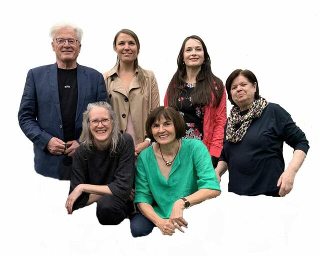 Stellen in der Christkönig-Kirche in Krumpendorf aus (v.l.): Ernst Wagner, Juliana Potisk, Jessica Aschmann, Margrit Permull, Petra Brihac, Josefa Snidl und Samira Taubmann (nicht am Foto). | Foto: Strasser
