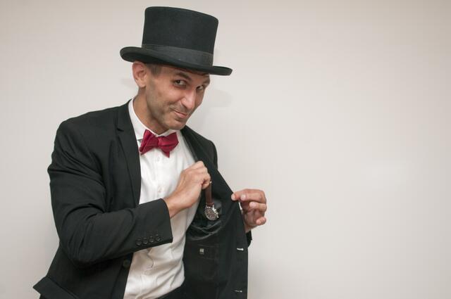 In Bruchteilen von Sekunden lässt er Dinge verschwinden, um sie danach wieder irgendwo hervorzuholen. Ja, sogar Uhren bewegen sich wie von Zauberhand in seine Tasche, natürlich unbemerkt und in rasantem Tempo.  | Foto: Wolfgang Unger