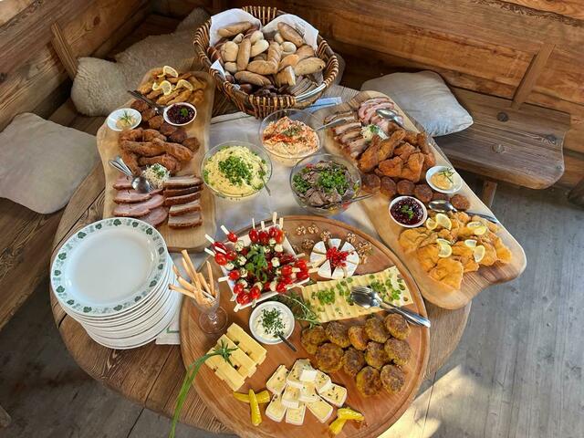  Einzigartig in der Region ist, dass beim Weinbeisser in Freinberg das Essen auch als Heurigenbuffet angeboten wird. Bei Schönwetter ist täglich die Grillstation geöffnet. | Foto: Weinbeisser