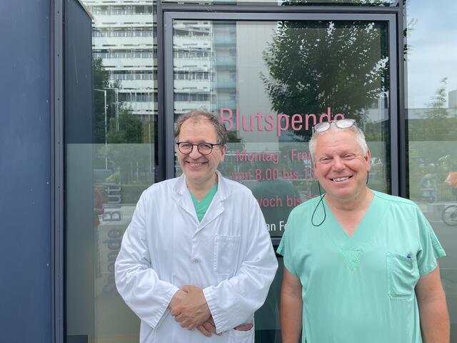 Lokalaugenschein bei der Blutbank in St. Pölten: Gottfried Fischer, medizinischer Leiter und Wolfgang Kram, Leiter Spende. | Foto: MeinBezirk/Philipp Belschner