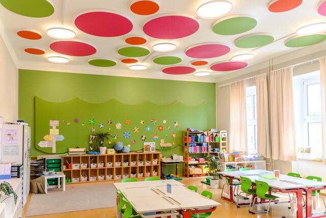Runde Formen, die besondere Farbgebung und ein spezielles Akustikkozept wirken sich positiv auf den Wohlfühlfaktor aus. | Foto: Stadtgemeinde Feldbach