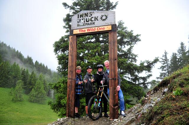 Offizielle Eröffnung beim neuen Eingangstor, das von Thomas Pedivilla (2.v.r.) gestaltet wurde. | Foto: Hassl