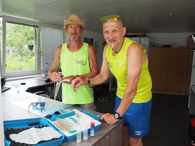 Heribert Kosar (li.) und Wolfgang Krenn mit dem Probengläschen für die Wasserprobe. Im Photometer wird der Chlor-Gehalt und pH-Wert bestimmt. | Foto: Gaube