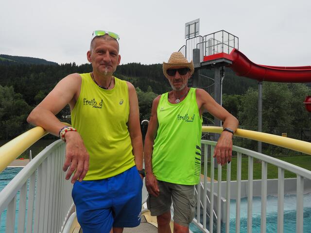 Schwimmbecken und Liegewiese im Blick: Wolfgang Krenn (li.) und Heribert Kosar. | Foto: Gaube