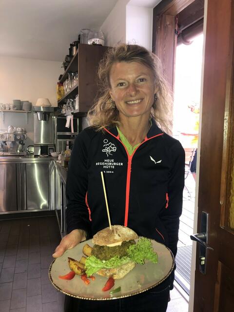 Beim Regens(Hütten)Burger kommt ein Gemüselaibchen im Vollkorn-Bun daher. | Foto: Kainz