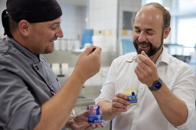 Martin Wegmann, Küchenleiter BKH Reutte, (l.) und Simon Wolf, Obmann Bioalpin eGen., (r.) verfolgen dasselbe Ziel: die Stärkung der heimischen Biolandwirtschaft. | Foto: Christoph Nösig