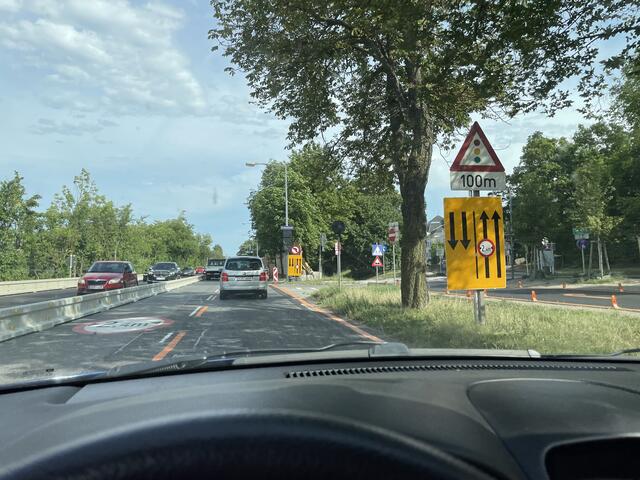 Die linke Fahrspur wird für den Gegenverkehr genutzt. | Foto: Geiger