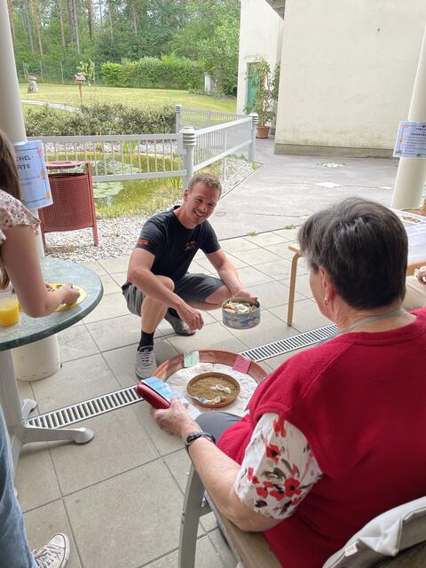 Frau Luger und Manuel Zeuch bei Muschel- Darts | Foto: Mater Salvatoris