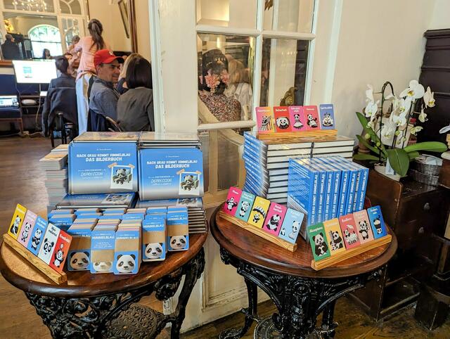 Buch, Bilderbuch und Kärtchen gibt es bereits. | Foto: Reinbacher