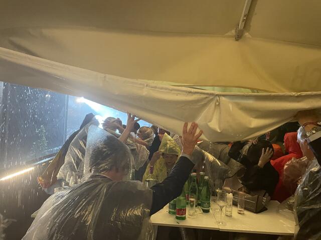 Zunächst suchten viele Gäste unterschlupf unter den Schirmen. | Foto: Sandra Koeune