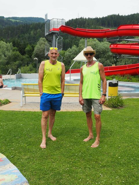 Wolfgang Krenn (li.) und Heribert Kosar vor der Wasserrutsche | Foto: Gaube