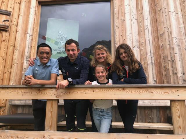 Familie Tomaselli – selbst übrigens keine Vegetarier – mit Christian und Geli mit ihren Töchtern Emma (r.) und Julia (vorne) sowie Cheeten Sherpa (l.) | Foto: Kainz
