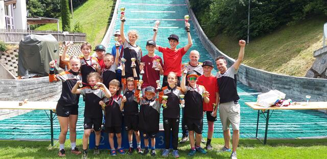Großer Jubel nach starken Leistungen bei den jungen Sportlerinnen und Sportlern des SV Innsbruck Bergisel. | Foto: SVIB