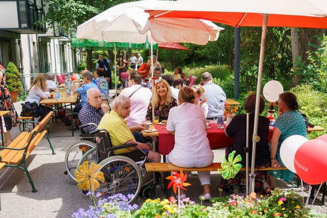 Die Seniorinnen und Senioren feierten das Sommerfest.
 | Foto: Kursana/Zolles/M. Steiger