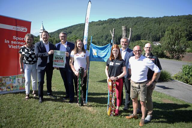 Freuen sich auf die Grasski-Junioren-WM: Bürgermeisterin Renate Habetler, Daniel Gschwandtner, ASKÖ Burgenland-Präsident Alfred Kollar, Emma Eberhardt, Tina Hetfleisch, Sport-Landesrat Heinrich Dorner, Alex Hegedüs und Obmann Thomas Auer | Foto: Landesmedienservice