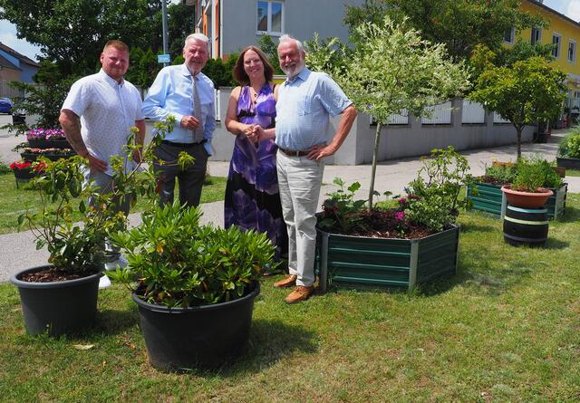 Sven Höller, Bürgermeister Klaus Schneeberger, Trafikantin Elisabeth Kirchner und Gemeinderat Johann Machowetz. | Foto: Stadt Wiener Neustadt/Maurer