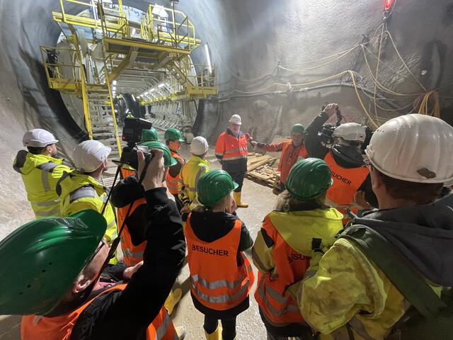 Bei Arbeiten am Semmering-Basistunnel wurde ein Arbeiter von einer Schalungsmaschine eingeklemmt und schwer verletzt. Er verstarb wenig später im Krankenhaus.  | Foto: Hofbauer (Symbolbild)