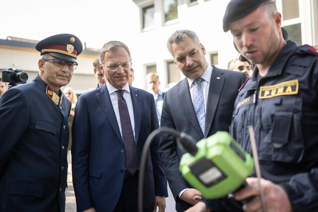 BK Nehammer und LH Stelzer überzeugen sich von der modernen technischen Ausrüstung der Fahnder der Fremden- und Grenzpolizei in Tumeltsham. | Foto:  Land OÖ/Peter Mayr