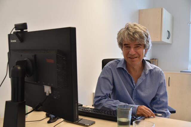 Michael Gschwantler von der Klinik Ottakring ordiniert regelmäßig kostenlos im dock10 im Cape 10. | Foto: Karl Pufler