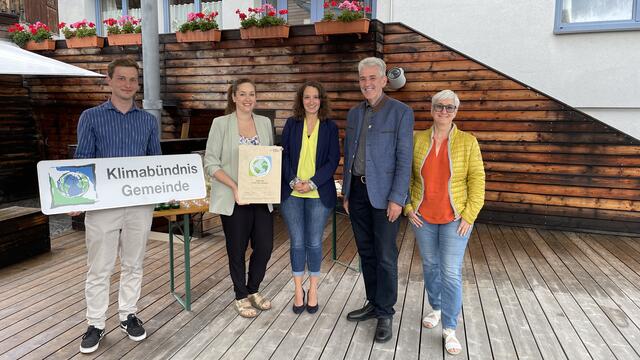 v.l.n.r. Fabian Gruber, Klimabeauftragter; Julia Mark, Klimabeauftragte; Sarah Raich, stv. Obfrau Klimabündnis; Ferdinand Beer, Bürgermeister Stanz b.L.; Sonja Gamper, Klimabündnis | Foto: Klimabündnis Tirol
