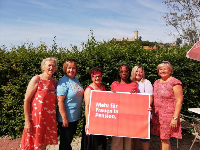 Von links: Elisabeth Neulinger, Doris Kremeier, Ingeborg Hinterhölzl, Beverley Allen-Stingeder, Susanne Leitner und Edeltraud Kubicek. | Foto: SPÖ-Frauen