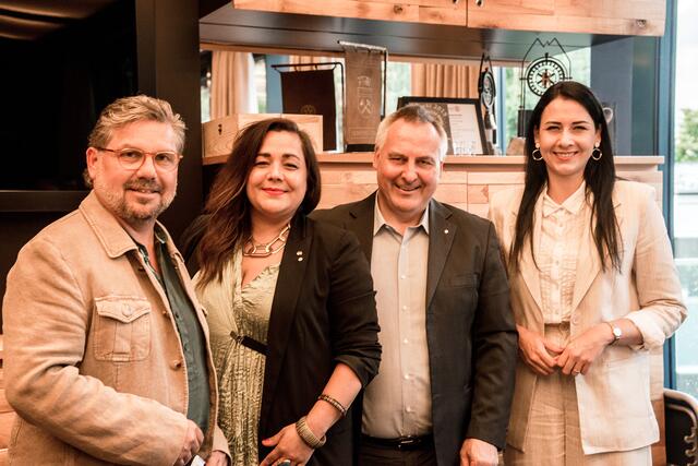 Von links: Christian Winkler, Tina Rieser-Winkler, Präsident Martin Reiter und Bgm.in Victoria Weber. | Foto: Hanspeter Neuner