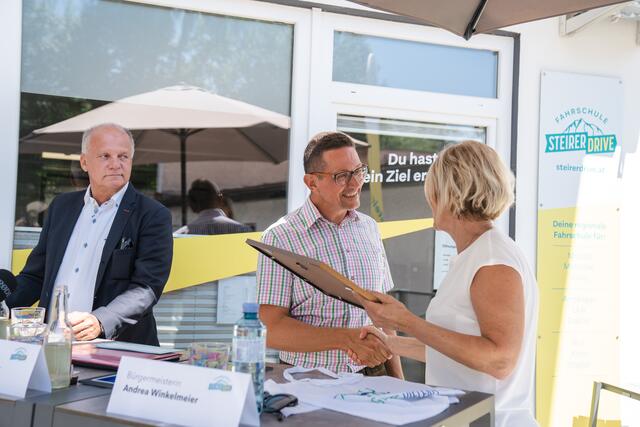 Bgm. Andrea Winkelmeier hat auch ein Gastgeschenk mitgebracht. | Foto: Ekaterina Paller