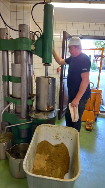 Mitarbeiter der Ölmühle an der Presse | Foto: Birgit Lichtenberger