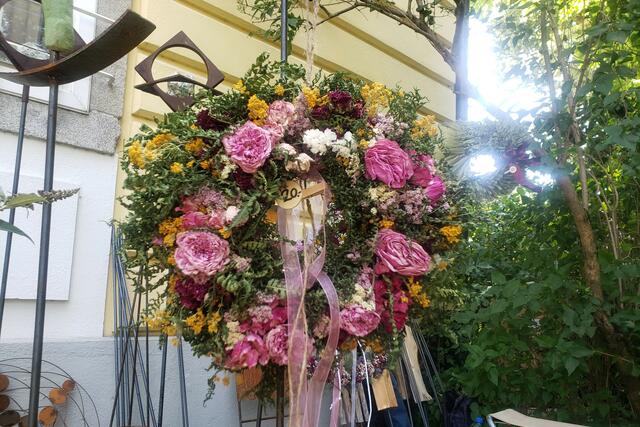 BEZAUBERNDE TROCKEN-GESTECKE werden zahlreich angeboten.