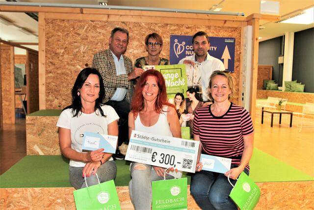 Die glücklichen Gewinnerinnen mit Notar Claudius Handl, Ingrid Herbst von der Wirtschaftsservicestelle und Vizebürgermeister Christian Ortauf (v.l.). | Foto: RegionalMedien