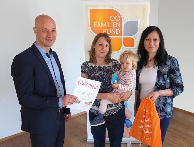 OÖ Familienbund-Obmann Martin Hajart und OÖ Familienbund Geschäftsführerin Ana Aigner gratulierten der Gewinnerin Lilian Merl (Mitte) zum Urlaubsgewinn. | Foto: OÖ Familienbund