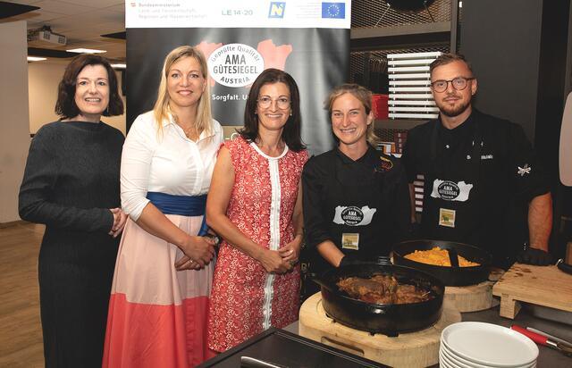 Sybille Prähofer, Martina Gratz, FidW-Landesvorsitzende LAbg. Margit Angerlehner, Genussgrillerin Jenny Gruber, Grillmeister Semir Mulalic. | Foto: Sabine Starmayr