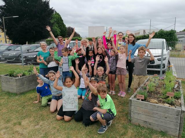 Die Volksschule zwei in Ried freut sich über ihren KlimaAcker. | Foto: Land OÖ/Klimabündnis