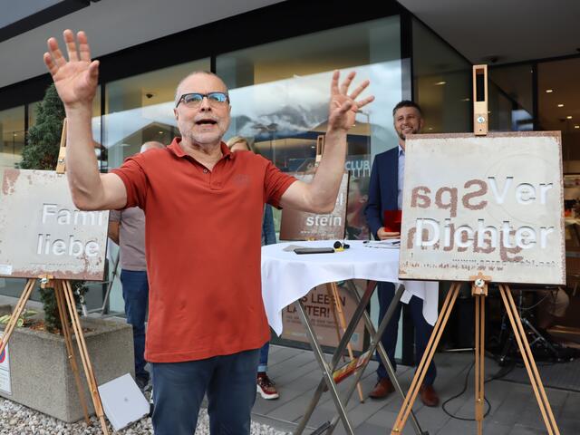 Wilfried Schatz beschreibt, wie er zu seinen Wortkreationen kommt.  | Foto: Alicia Martin Gomez 