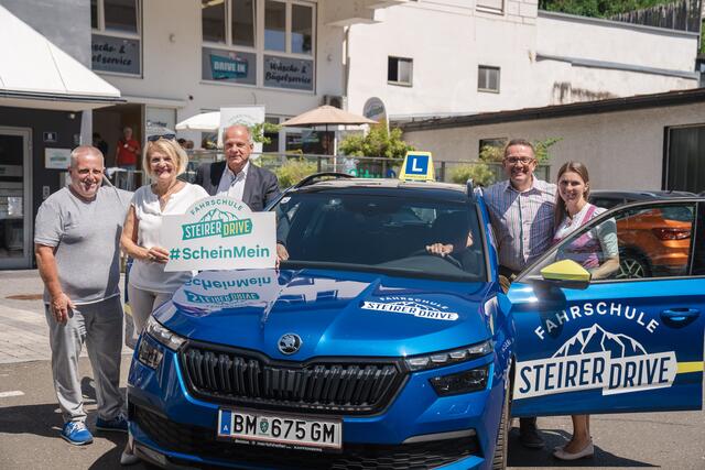 Posieren mit einem der vier Fahrschul-PKW: Erich Weber, Andrea Winkelmeier, Erwin Fuchs, Markus und Inge Dirschlmayr. | Foto: Ekaterina Paller