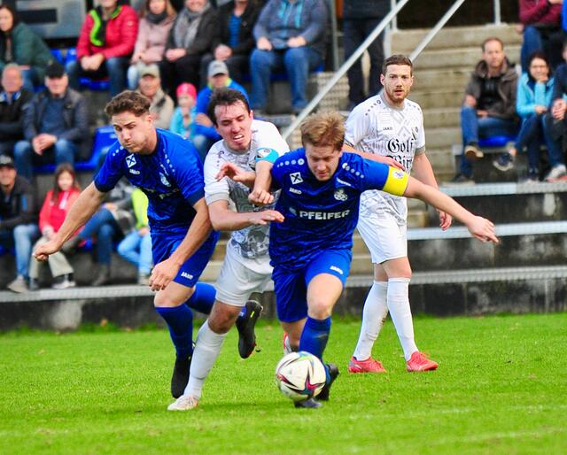 Auch, wenn der Weg zum Tor manchmal mittendurch führt – Manuel Weichselbraun ist stets bereit. | Foto: Hassl