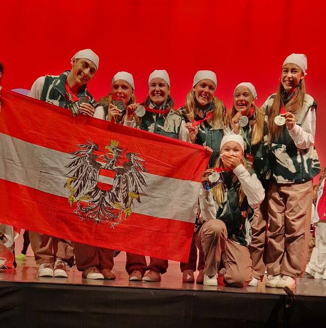 Können ihren Erfolg selbst kaum glauben: die sieben Hip Hopperinnen und Hip Hopper (plus Ersatztänzerin, die nicht auf dem Bild ist) aus Graz haben sich in Braga zum Vizeweltmeister gekürt. | Foto: Beatz Crew