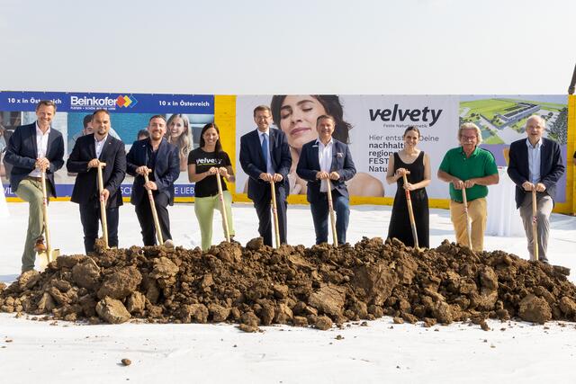 V. l.: Christian Altmann (Business Upper Austria), Amir Ferizagic (Geschäftsführer FE Business Parks), Patrick und Michaela Schatzer (Geschäftsführer Velvety), Wirtschafts-Landesrat Markus Achleitner, Bürgermeister Christian Partoll, Pia Beinkofer (Geschäftsführerin Beinkofer), Wilhelm Willfinger (Stadtamtsdirektor Ansfelden) und Clemens Beinkofer (Geschäftsführer Beinkofer) | Foto: Land OÖ/Andreas Krenn