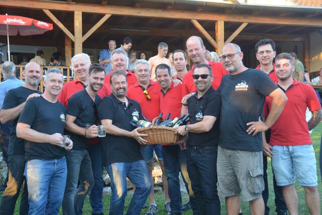 Die Feuerwehr Burg überraschte The Burnouts mit einem Geschenkskorb voller Wein. | Foto: Michael Strini