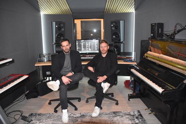 Florian Fellier (l.) und Felix Brunhuber in ihrem topmodernen Tonstudio in Nassereith. | Foto: Perktold