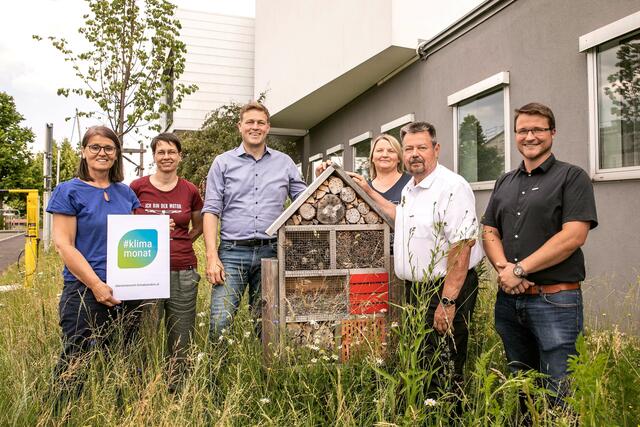 Von links: Gerlinde Larndorfer (Klimabündnis OÖ), Jenny Niebsch (Fraktionsobfrau der Grünen Engerwitzdorf), Umwelt- und Klima-Landesrat Stefan Kaineder, Erika Friesenecker (Umweltbeauftragte Engerwitzdorf), Bürgermeister Herbert Fürst und Michael Wagner (Facilitymanagement Engerwitzdorf) beim Lokalaugenschein in Schweinbach. | Foto: Land OÖ/Tina Gerstmair