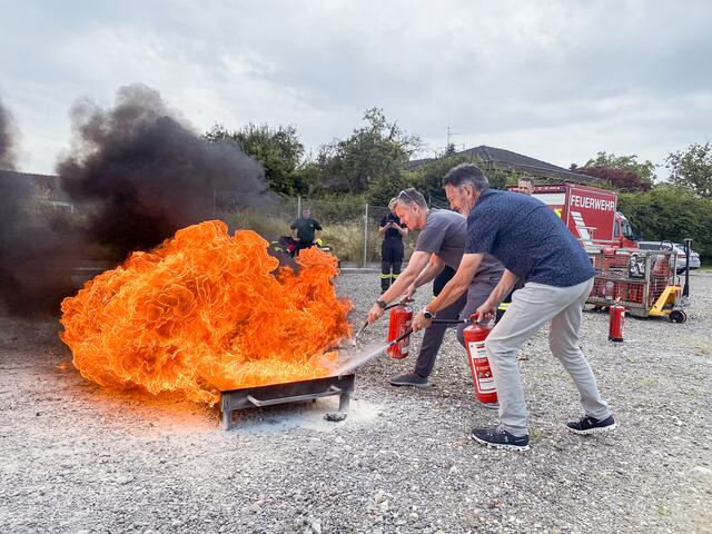 Beim großen Aktionstag konnten Hennlich-Mitarbeiter die Handhabung eines Feuerlöschers üben.  | Foto: Hennlich