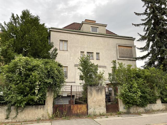 So schaut die Villa in der Hofwiesengasse derzeit aus – das wird aber nicht so bleiben. Das Gebäude wird saniert und wieder bewohnbar gemacht.  | Foto: Lisa Kammann