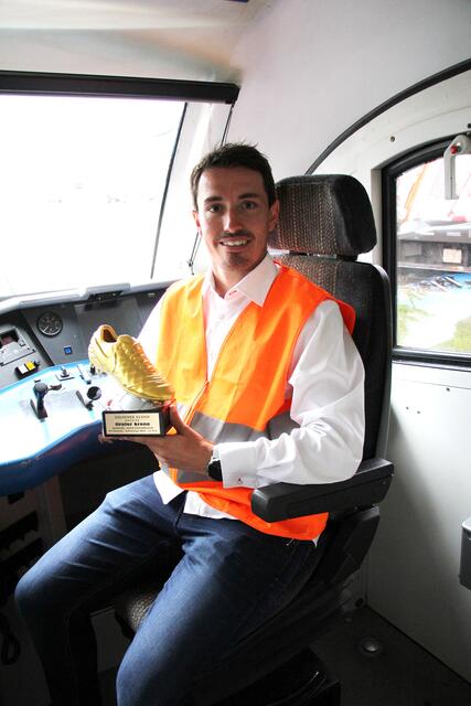 Tirols  jüngster Instruktor in Tirol für die Aus- und Weiterbildung von Triebfahrzeugführer:innen mit Trophäe im Taurus-Cockpit! | Foto: ÖBB/Kapferer