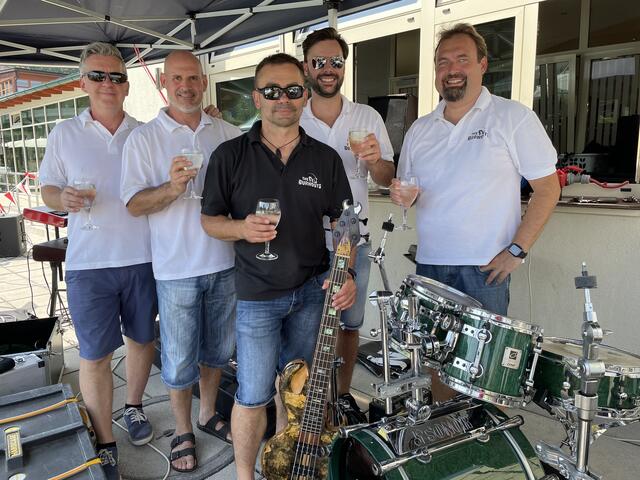 The Burnouts erfrischten sich vorm Auftritt mit einem Spritzer: Robert Seier, Inger Bauer, Christian Schulte, Thomas Baldasti und Markus Appenzeller | Foto: Michael Strini